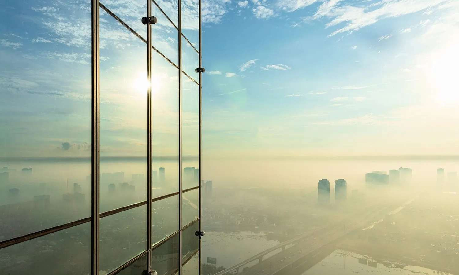 Landmark 81 Skyview bao phủ trong mây tạo nên khung cảnh hùng vĩ