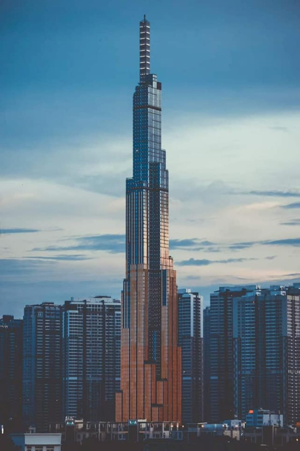 Landmark 81 sừng sững trong khuôn viên Vinhomes Central Park, minh họa sự kết nối với khu đô thị.