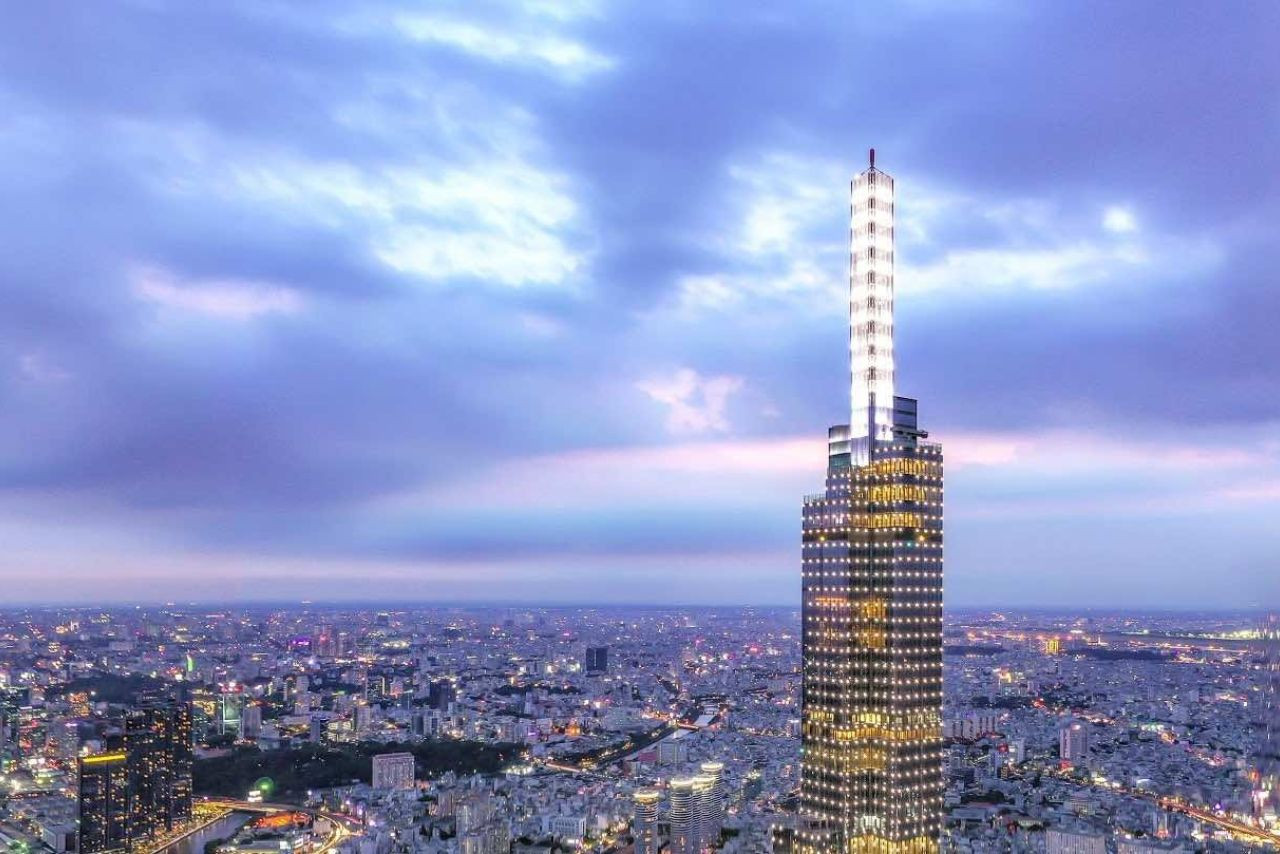 Landmark 81 Vinhomes Central Park nhìn từ xa với kiến trúc độc đáo