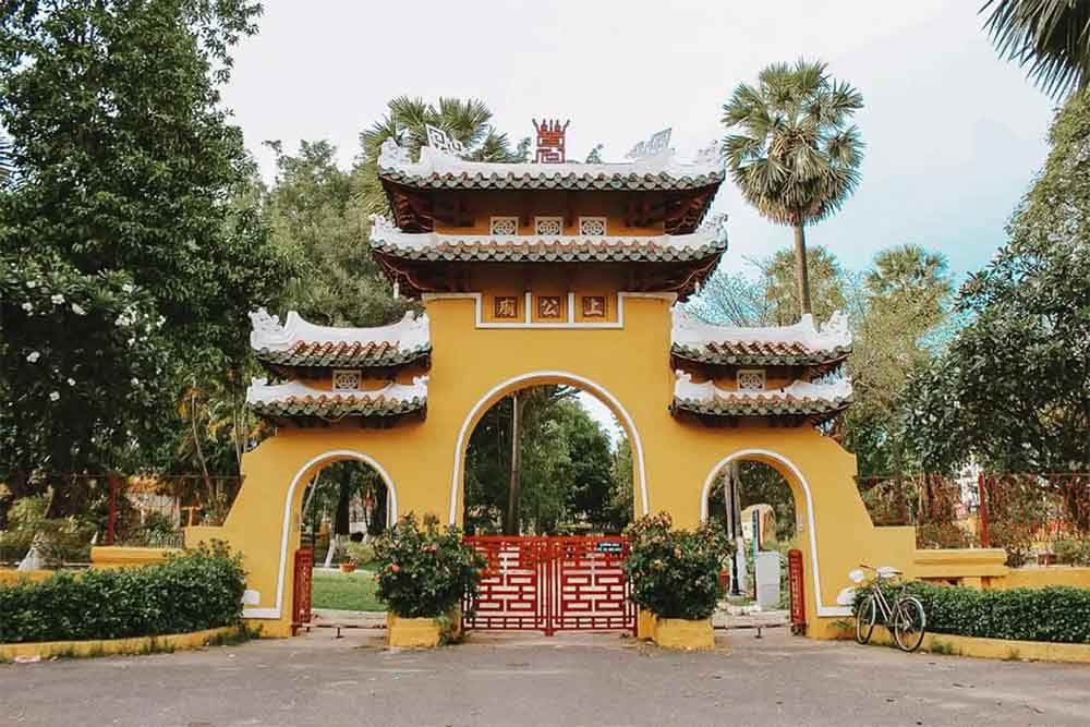 Lăng Ông Bà Chiểu.