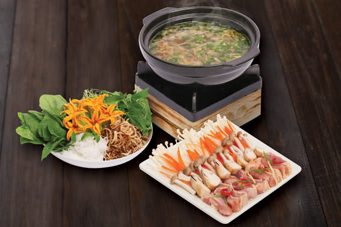 Lẩu gà nấm thơm ngon, bổ dưỡng – lựa chọn hoàn hảo sau món cuốn tại nhà hàng