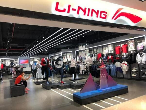 Lining là thương hiệu thời trang thể thao có mặt tại Vincom Trần Duy Hưng