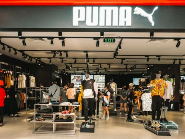 Logo và sản phẩm giày dép Puma nổi bật tại Vincom Trần Duy Hưng