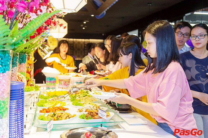Lối đi và bàn ghế được bố trí khoa học trong nhà hàng King BBQ Deli