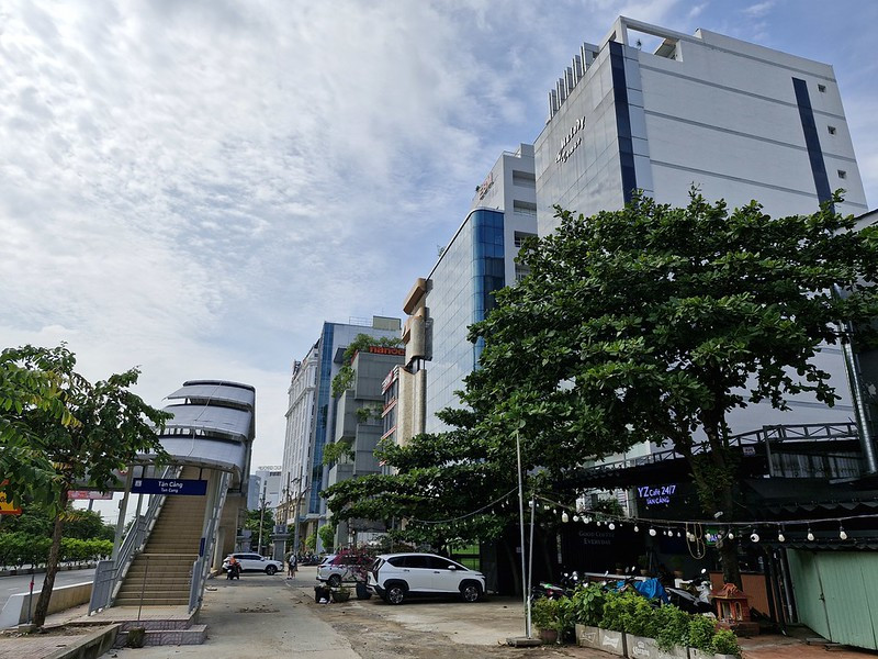 Lối thoát cầu đi bộ của Ga Tân Cảng, hỗ trợ người đi bộ tiếp cận ga metro Landmark 81
