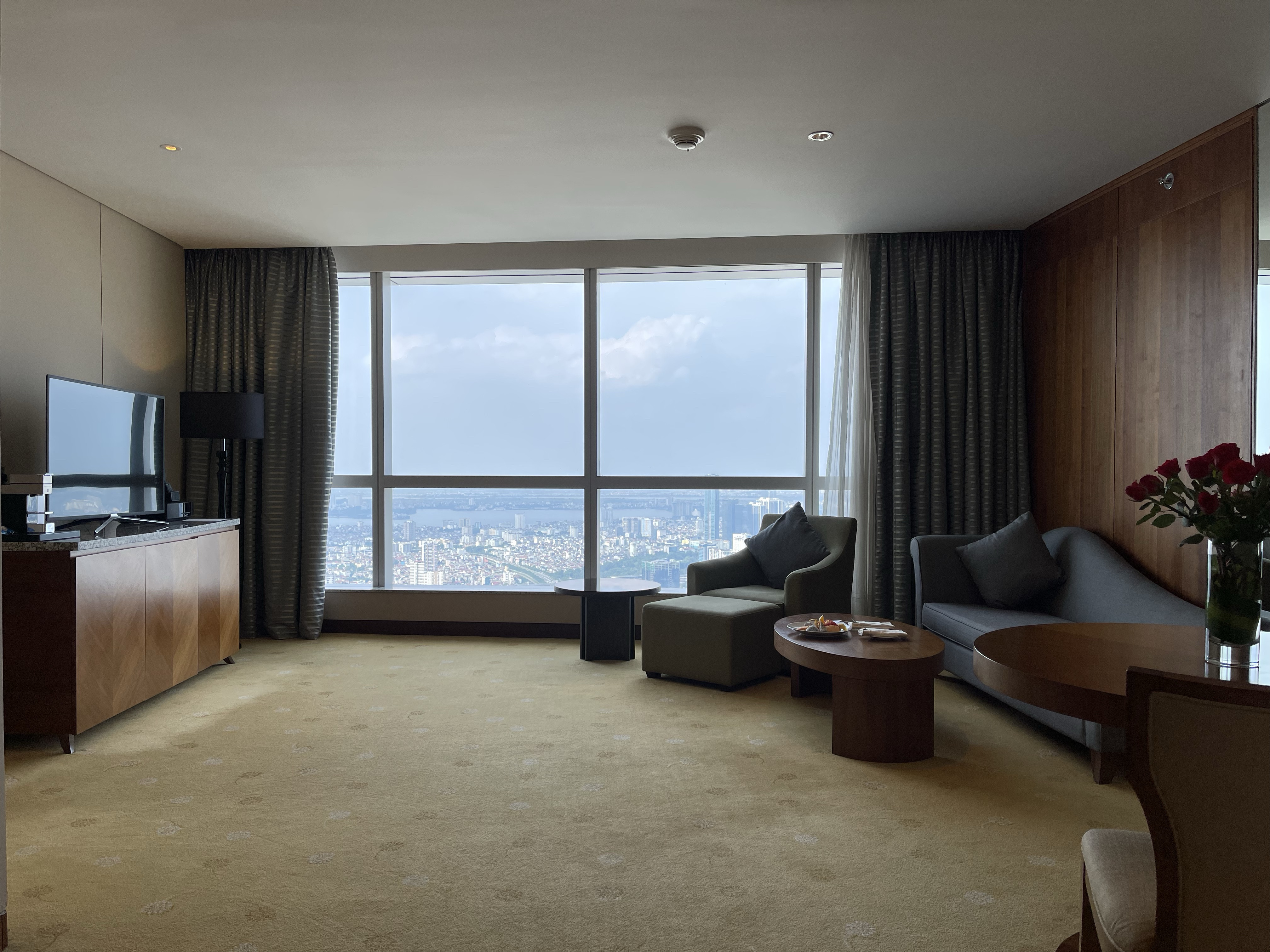 Lối vào Junior Suite đẳng cấp tại InterContinental Hanoi Landmark Hotel