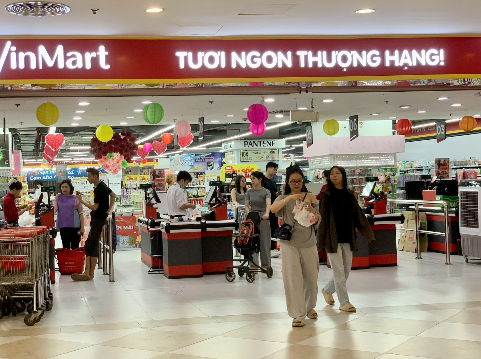 Lối vào tầng hầm Vincom Nguyễn Chí Thanh, khu vực vẫn hoạt động nhộn nhịp.