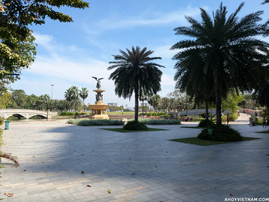 Lối vào xanh mát của Công viên Central Park
