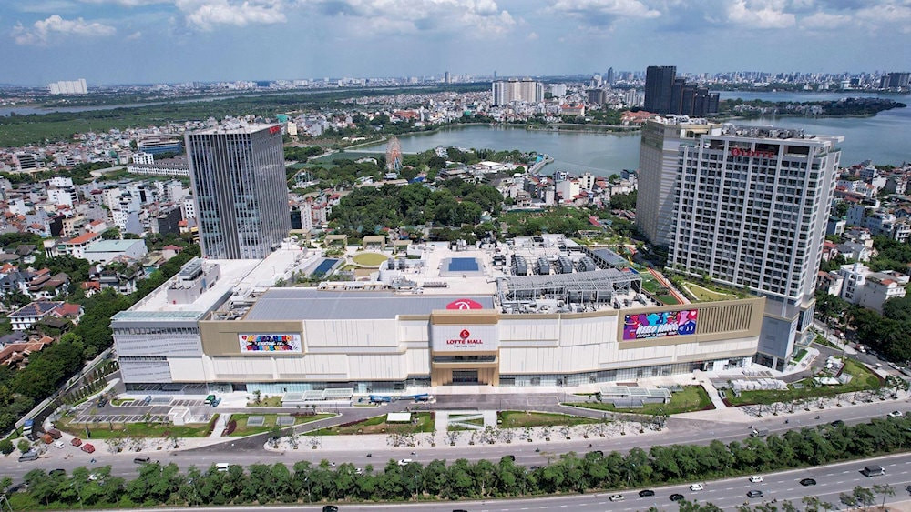 Lotte Mall Tây Hồ với kiến trúc hiện đại và độc đáo, phản chiếu ánh nắng