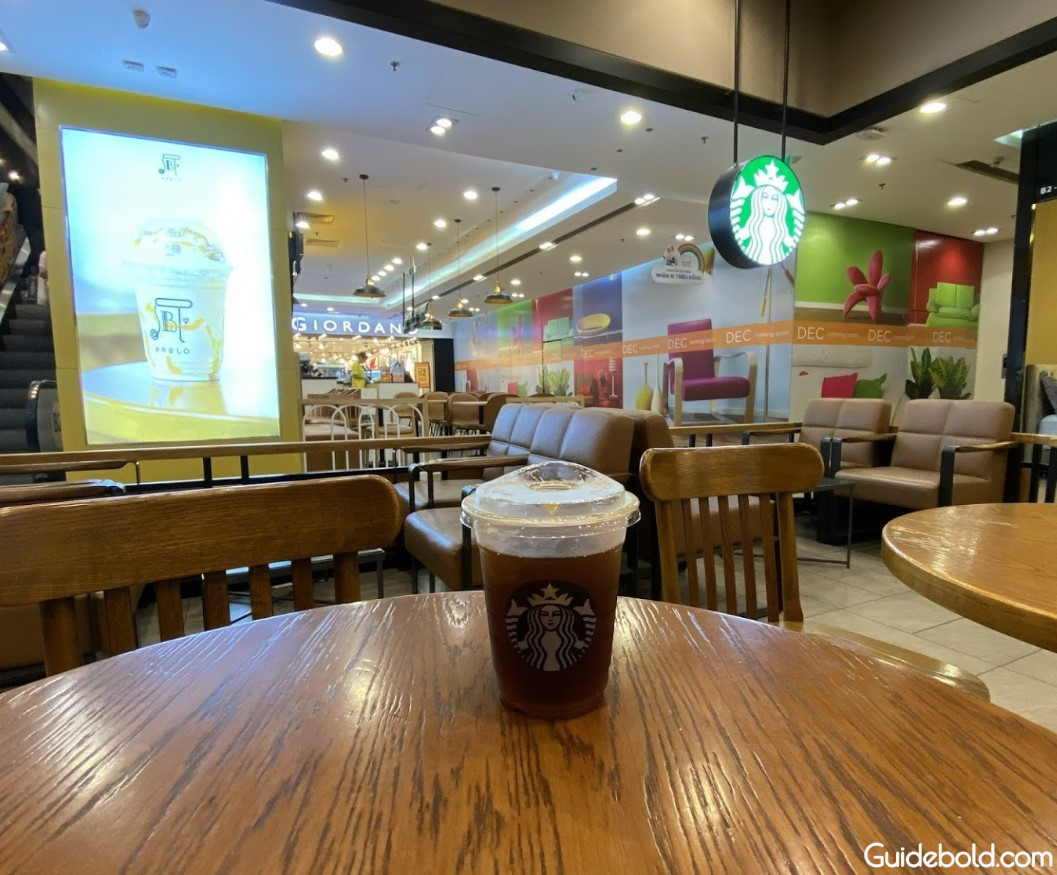 Ly cà phê Starbucks thơm ngon tại Vincom Đồng Khởi