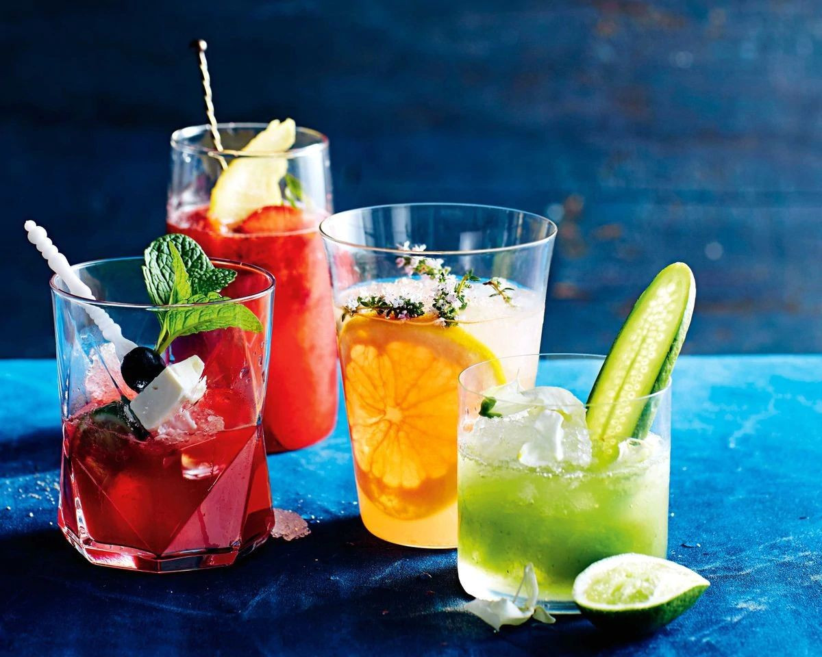 Ly cocktail nhiều màu sắc tại Sky Bar Huế