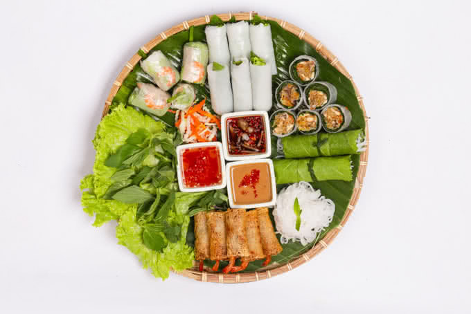 Mâm cuốn tổng hợp đa dạng, cho trải nghiệm tự cuốn sáng tạo tại Wrap&amp;Roll Vincom Đồng Khởi, Q.1