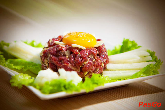 Mâm thịt nướng đa dạng tại King BBQ Deli, sẵn sàng cho bữa tiệc