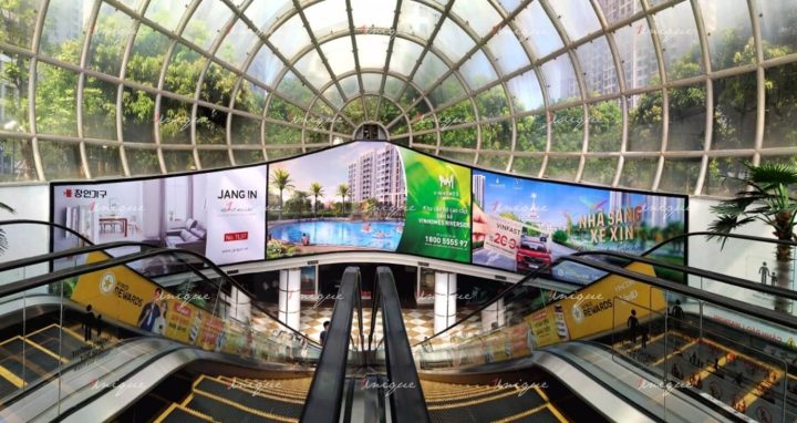 Màn hình LED cong khổng lồ tại lối vào Vincom Mega Mall Times City, hiển thị quảng cáo sống động