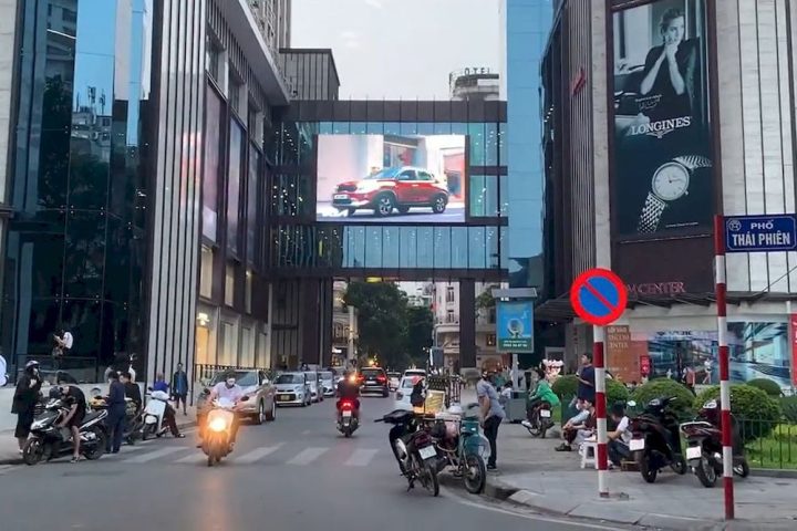 Màn hình led Vincom Bà Triệu hiển thị quảng cáo sống động