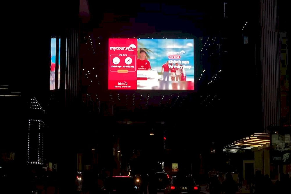 Màn hình led Vincom Bà Triệu rực rỡ vào ban đêm, thu hút ánh nhìn
