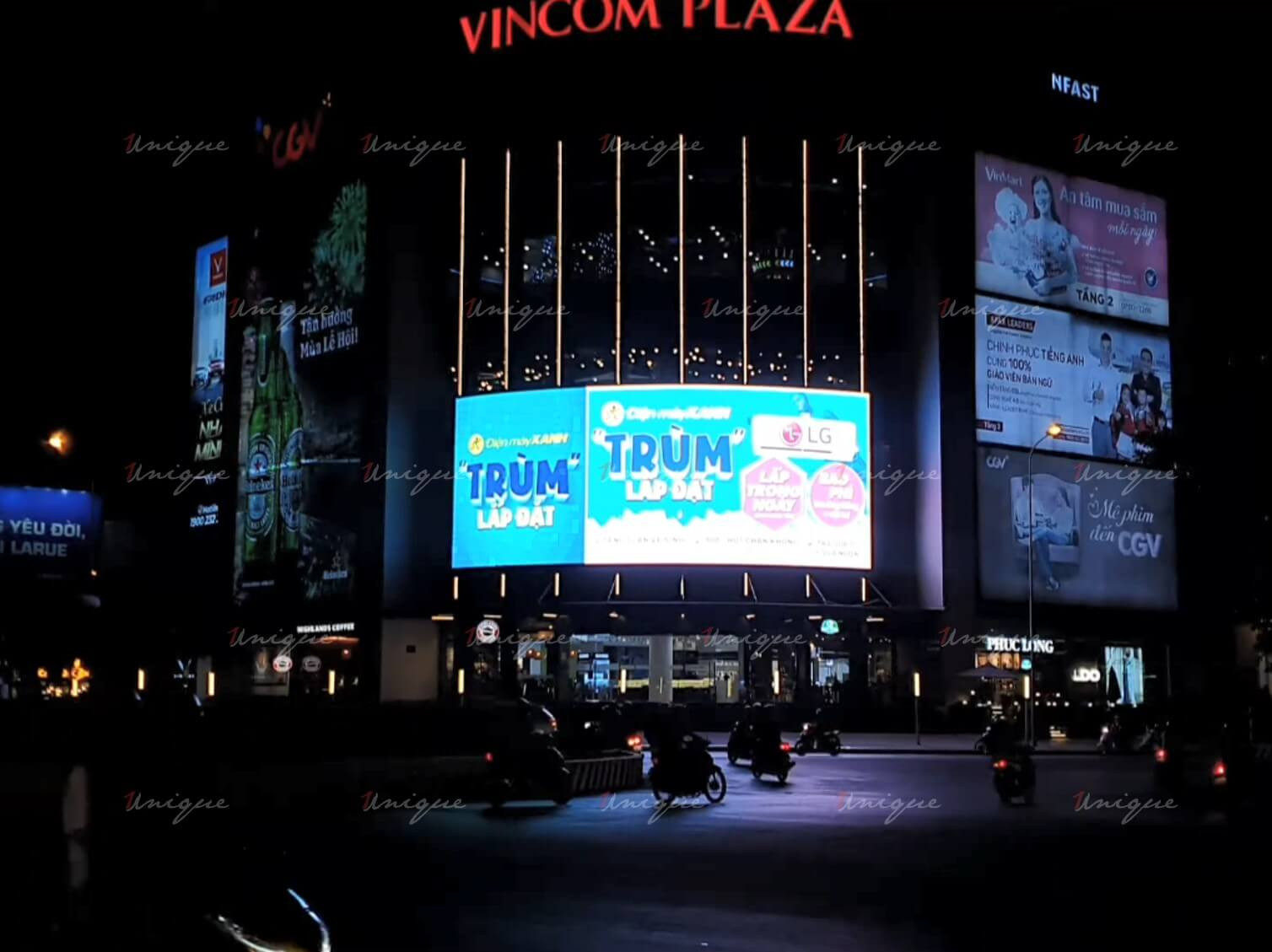 Màn hình LED Vincom Hùng Vương Cần Thơ nổi bật vào ban đêm với quảng cáo