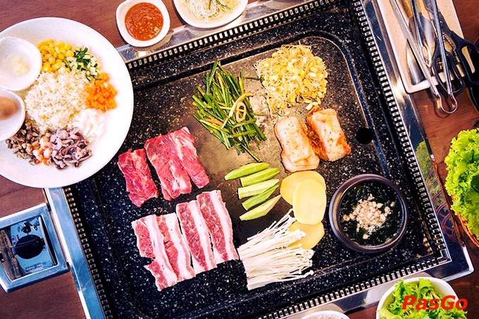 Màn trình diễn đốt lửa khi nướng thịt đầy ấn tượng