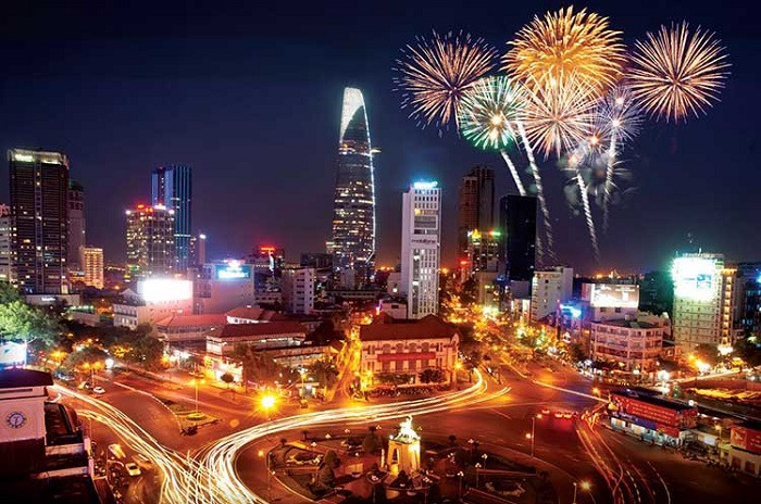Màn trình diễn pháo hoa rực rỡ tại công viên Landmark 81 trong đêm lễ hội