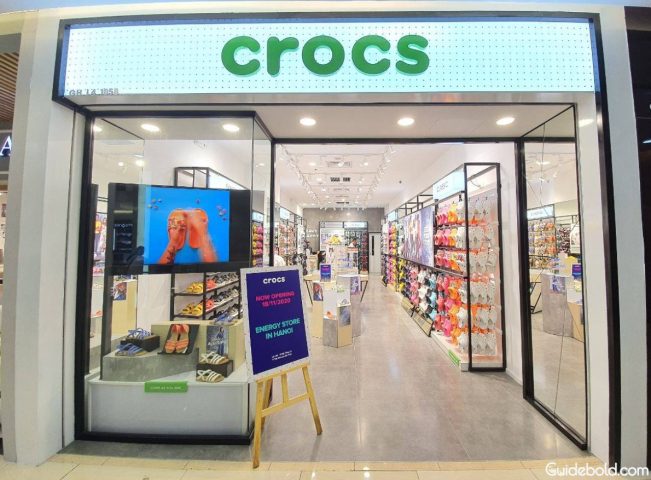 Mặt tiền cửa hàng Crocs Vincom Bà Triệu tại Hà Nội, thu hút khách hàng