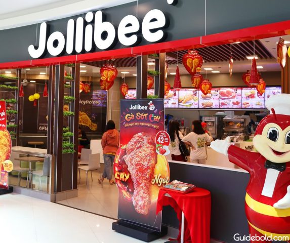 Mặt tiền cửa hàng Jollibee tại Vincom Yên Bái, nổi bật với biểu tượng chú ong vàng thân thiện.