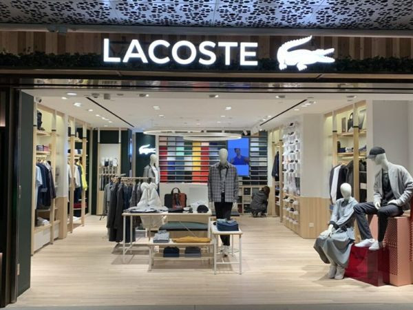 Mặt tiền cửa hàng Lacoste với logo cá sấu đặc trưng tại Vincom Trần Duy Hưng