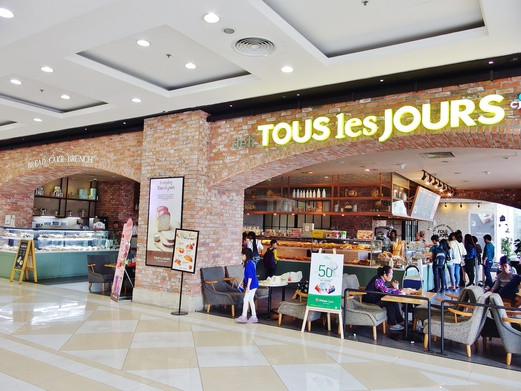 Mặt tiền cửa hàng Tous Les Jours Vincom thu hút ánh nhìn