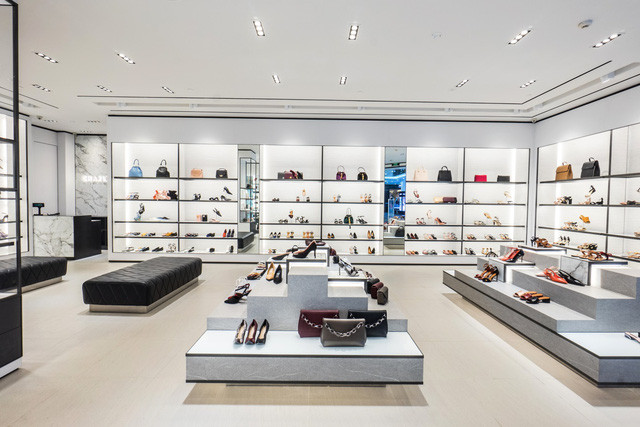 Mặt tiền hiện đại của cửa hàng Charles &amp; Keith Vincom Thảo Điền