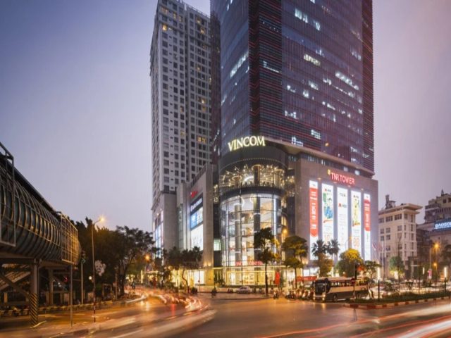 Mặt tiền hiện đại của Vincom Nguyễn Chí Thanh trên con phố sầm uất Hà Nội, thu hút du khách đến mua sắm và giải trí.