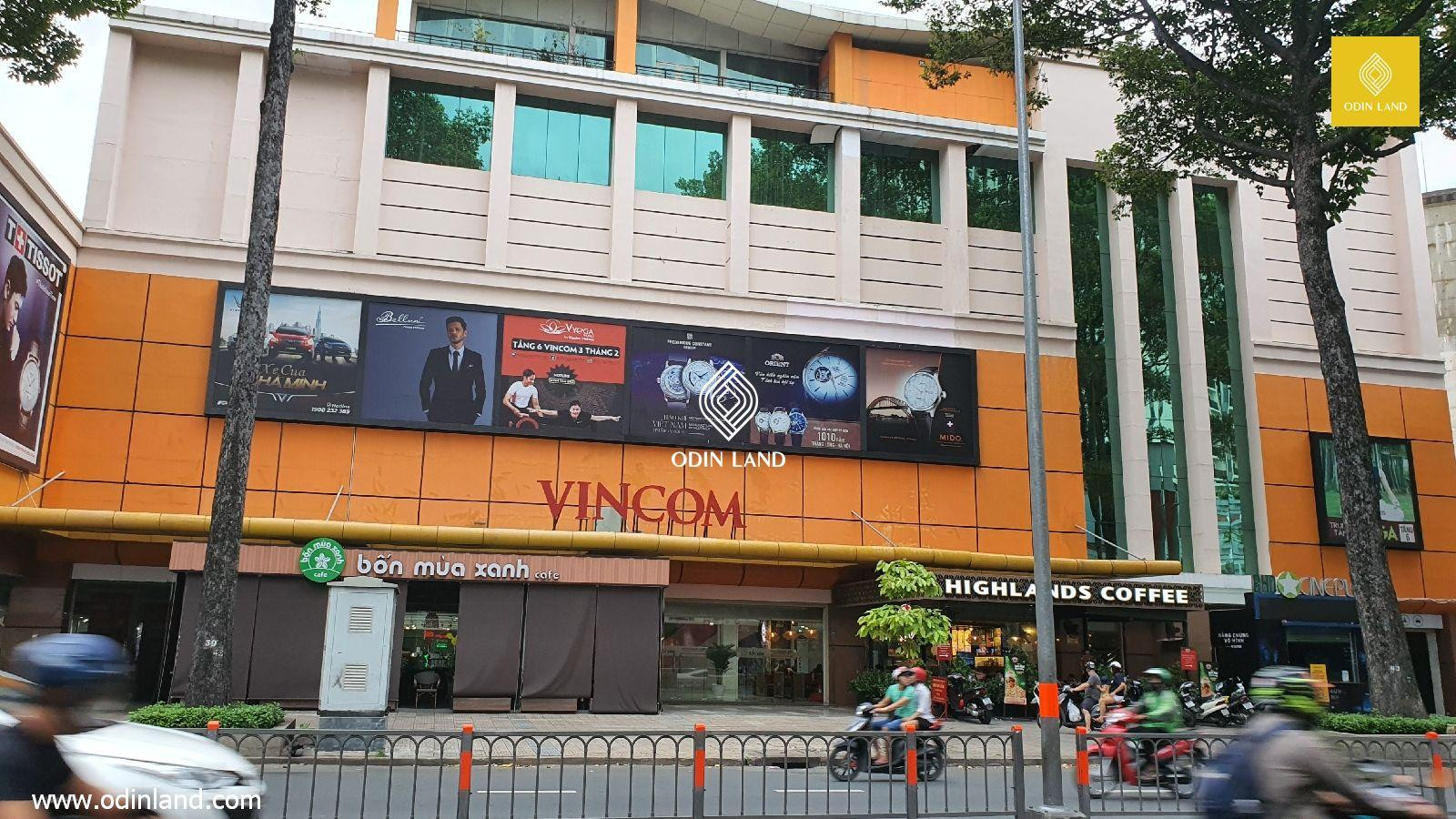 Mặt tiền rộng lớn của TTTM Vincom 3/2 trên đường Ba Tháng Hai