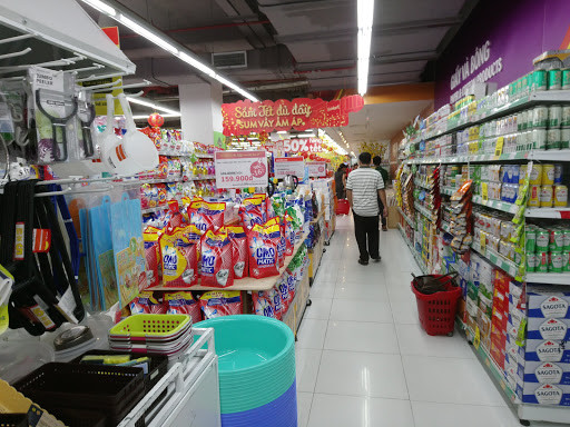 Mặt tiền và cổng vào siêu thị Winmart Vincom Vĩnh Long thu hút khách hàng