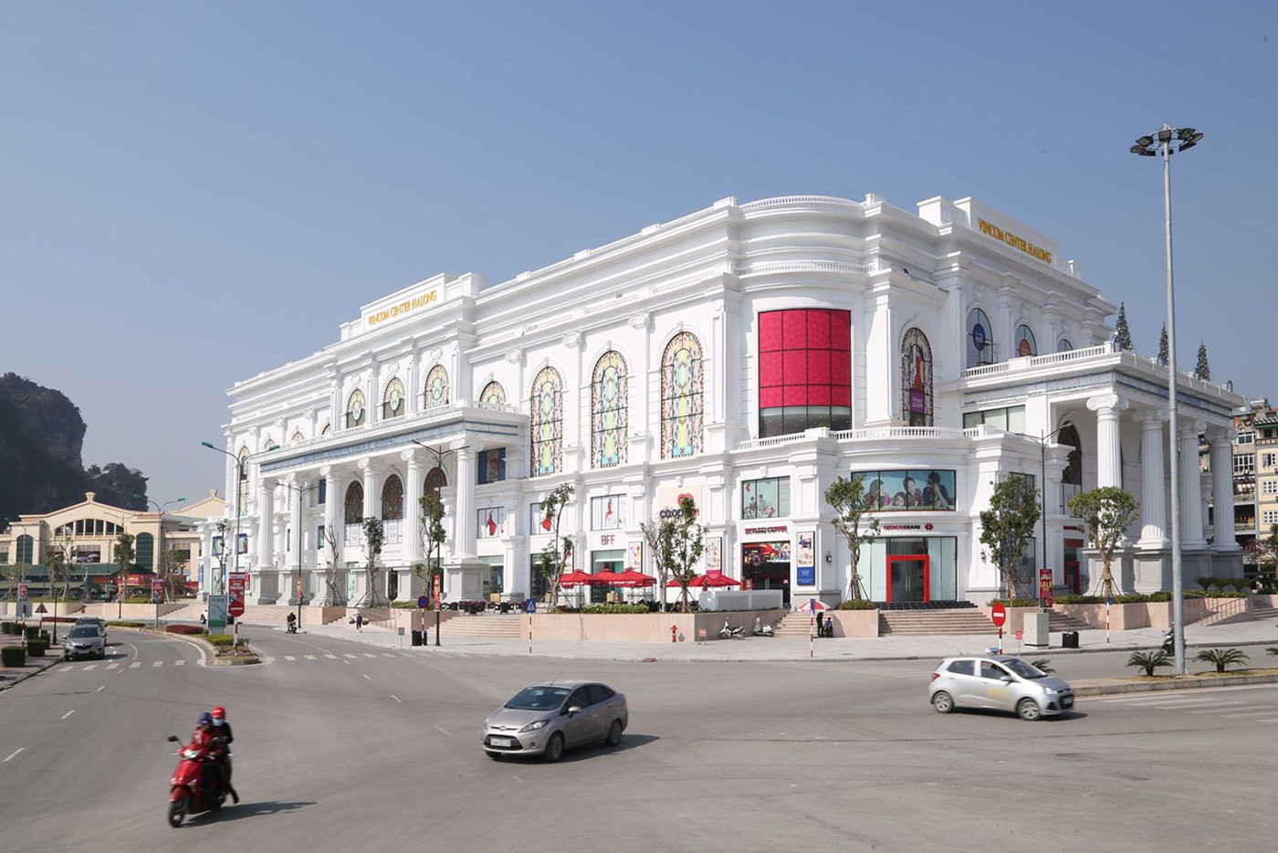 Mặt tiền Vincom Plaza Hạ Long với kiến trúc sang trọng, thu hút thực khách
