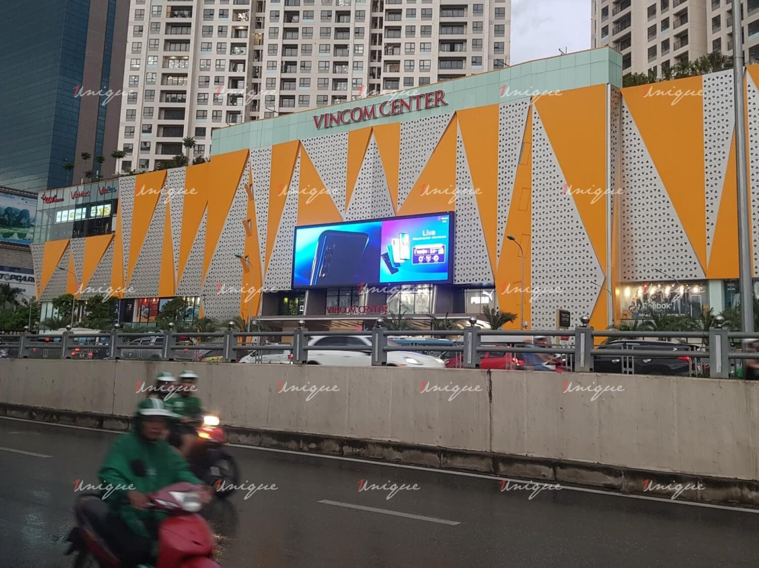 Mặt tiền Vincom Trần Duy Hưng rực rỡ, thu hút khách hàng đến trải nghiệm rạp phim Vincom Trần Duy Hưng.