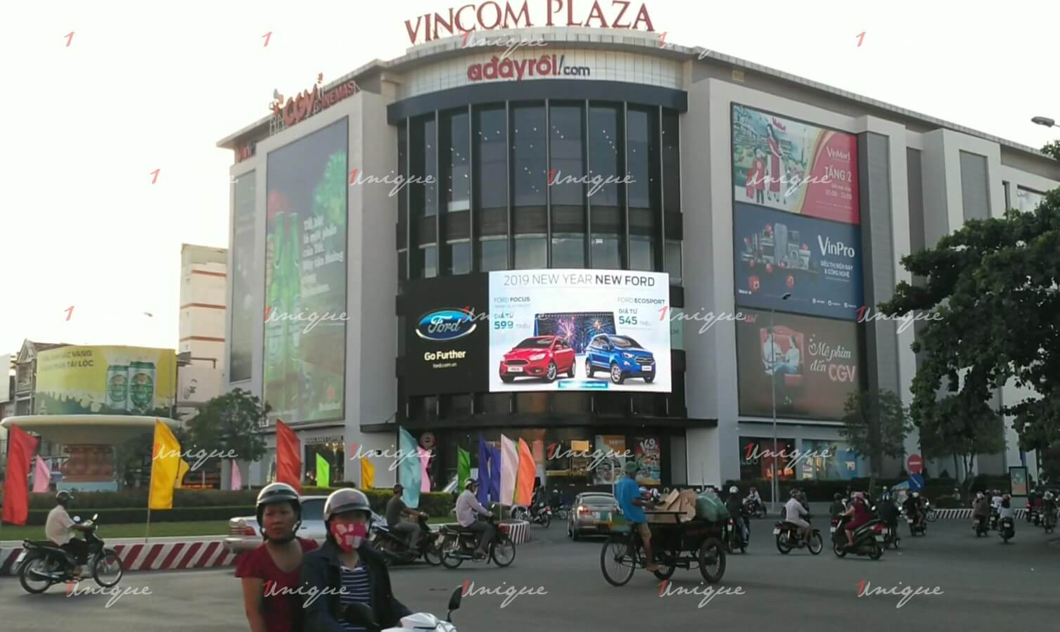 Mẫu xe Ford Transit được quảng bá ấn tượng trên màn hình LED lớn tại Vincom Hùng Vương Plaza