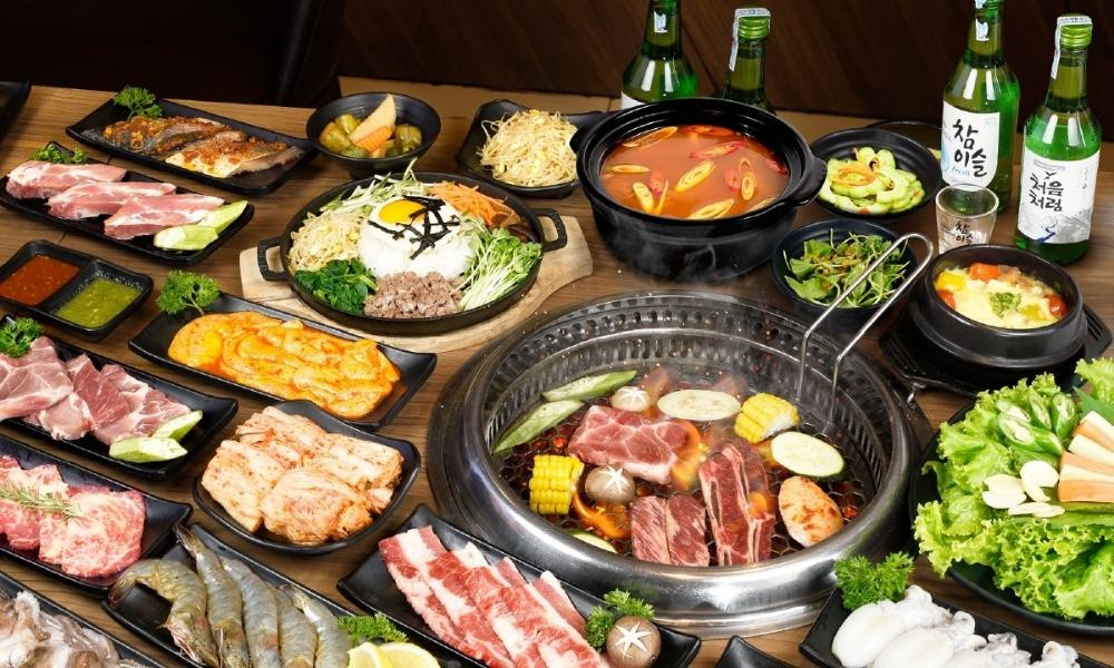 Menu đa dạng có hải sản tại Grill &amp; Cheer Vincom Lê Văn Việt Quận 9