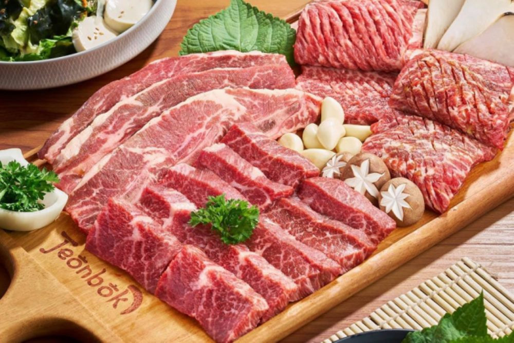 Menu thịt nướng đa dạng và hấp dẫn của Jeonbok, với các loại hải sản và thịt chất lượng