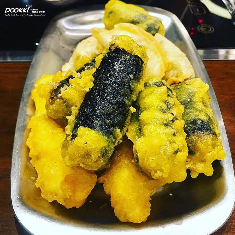 Miến cuộn rong biển giòn rụm trong thực đơn buffet Dookki Vincom Plaza Thái Nguyên
