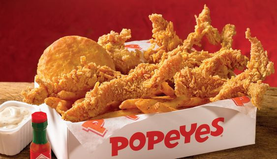 Miếng gà rán Popeyes giòn rụm, mang phong cách New Orleans, điểm đến tuyệt vời cho gà rán Vincom Đồng Khởi.