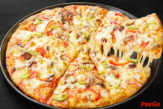 Miếng pizza nóng hổi với lớp vỏ giòn tan và nhiều phô mai, món ăn không thể bỏ qua tại Al Fresco's Long Biên