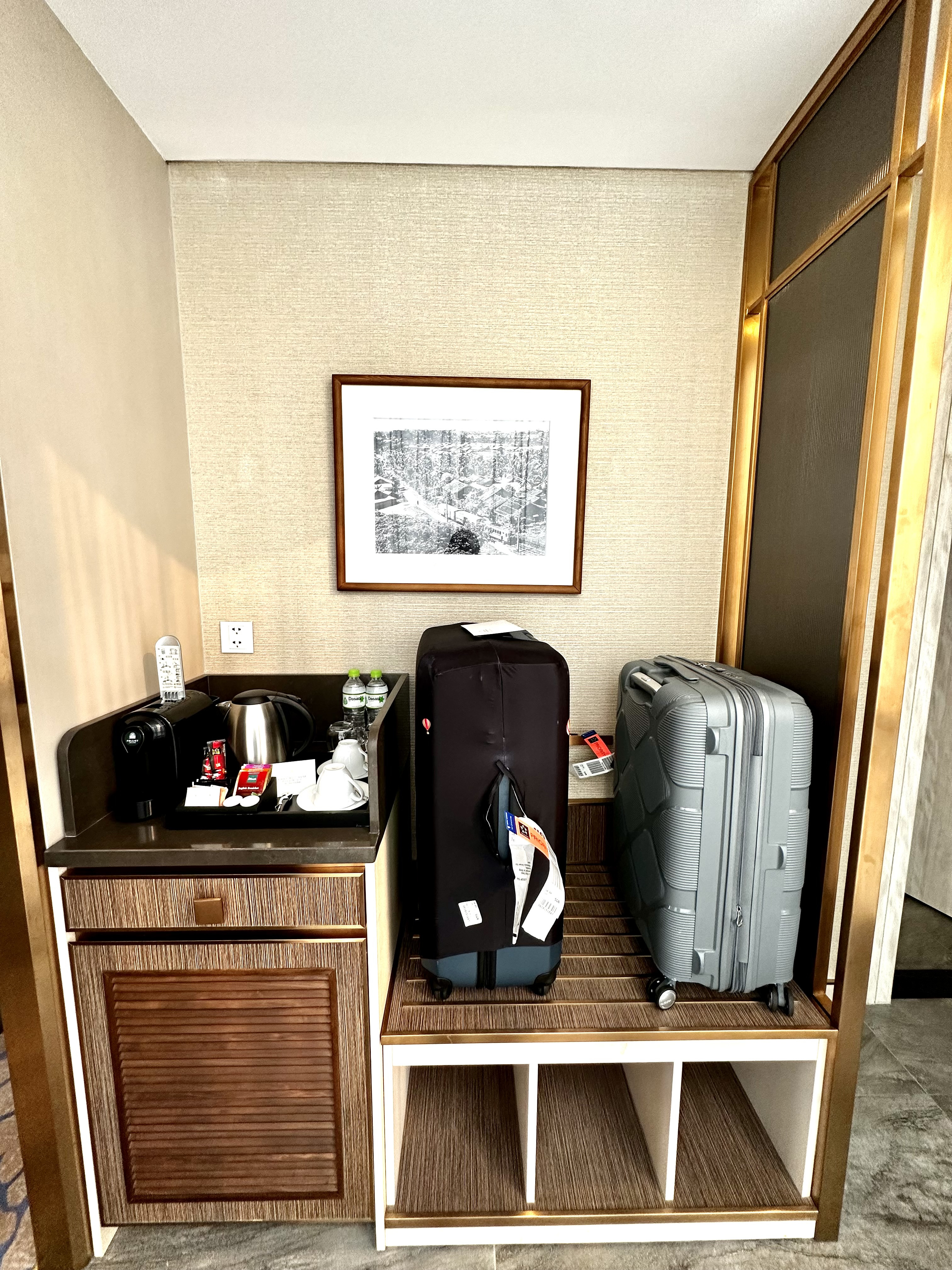 Minibar đầy đủ tiện ích trong phòng tại Vinpearl Landmark 81 Autograph Collection Hotel