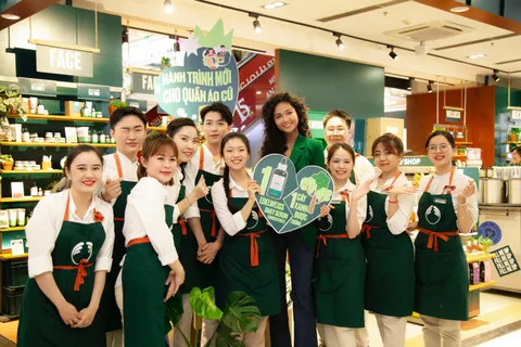 Mọi người tham gia hoạt động quyên góp quần áo cũ tại The Body Shop