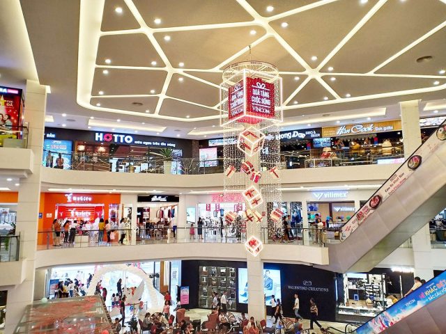 Món ăn hấp dẫn tại một nhà hàng ẩm thực đa dạng ở Vincom Hạ Long