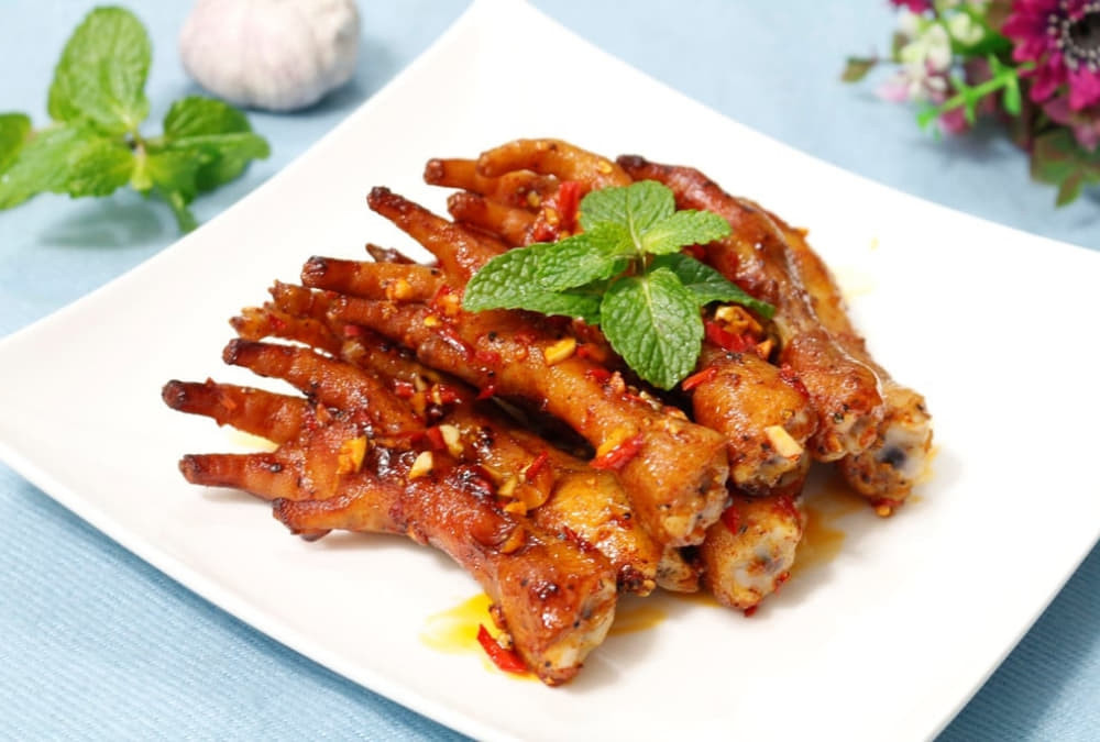 Món chân gà nướng đường phố với gia vị đậm đà tại Chóp Chép