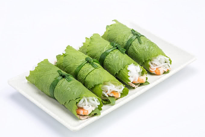 Món cuộn truyền thống được trình bày đẹp mắt tại Wrap&amp;Roll Vincom Đồng Khởi, Q.1