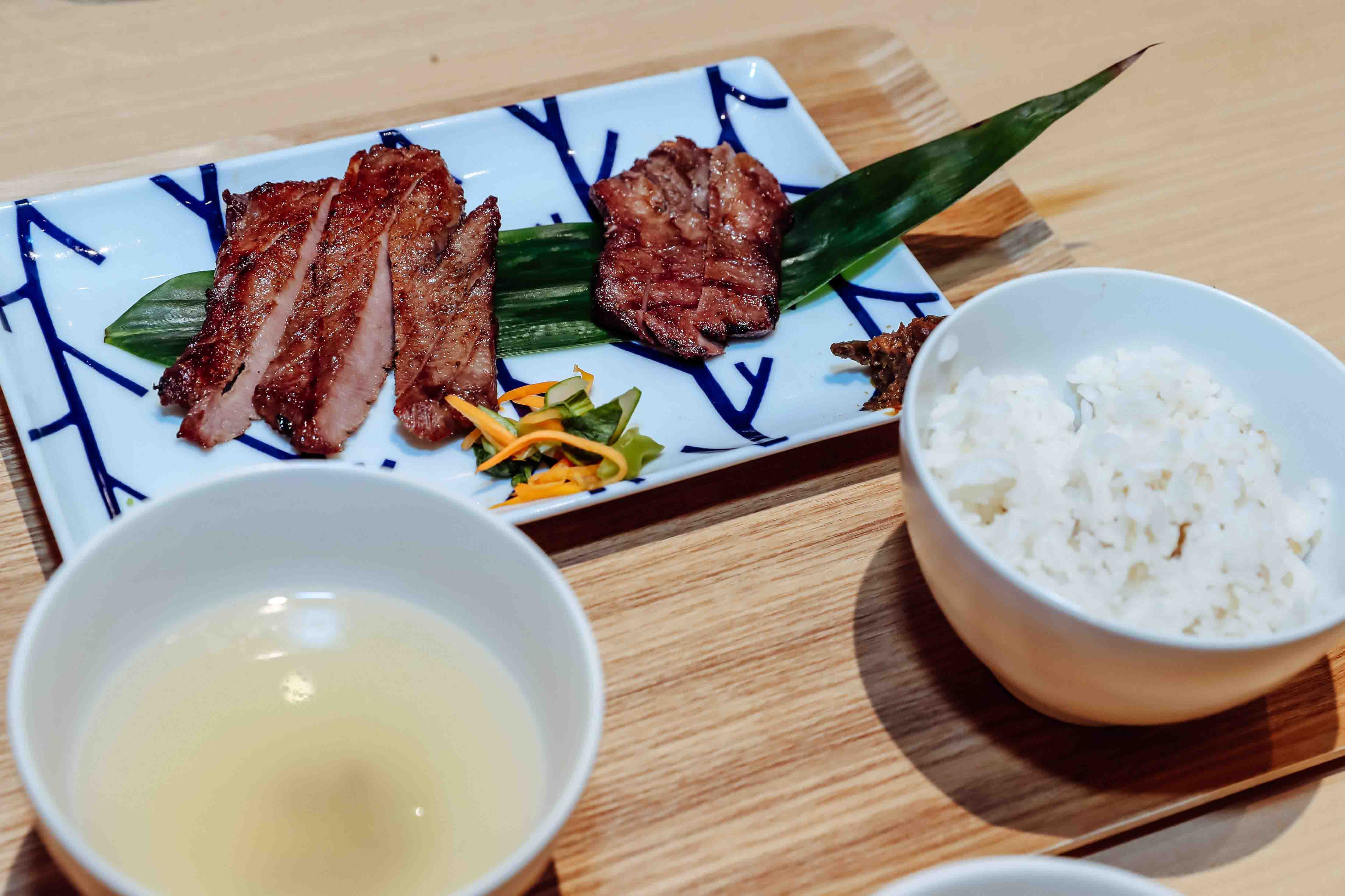 Món Gyutan đặc sản Sendai được trình bày đẹp mắt tại Date Nariya Landmark 81.