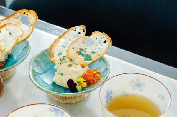 Món khai vị Cream Wasabi độc đáo với trứng cá hồi và bánh mì giòn, một phần không thể thiếu trong tiệc trà chiều Landmark 81.