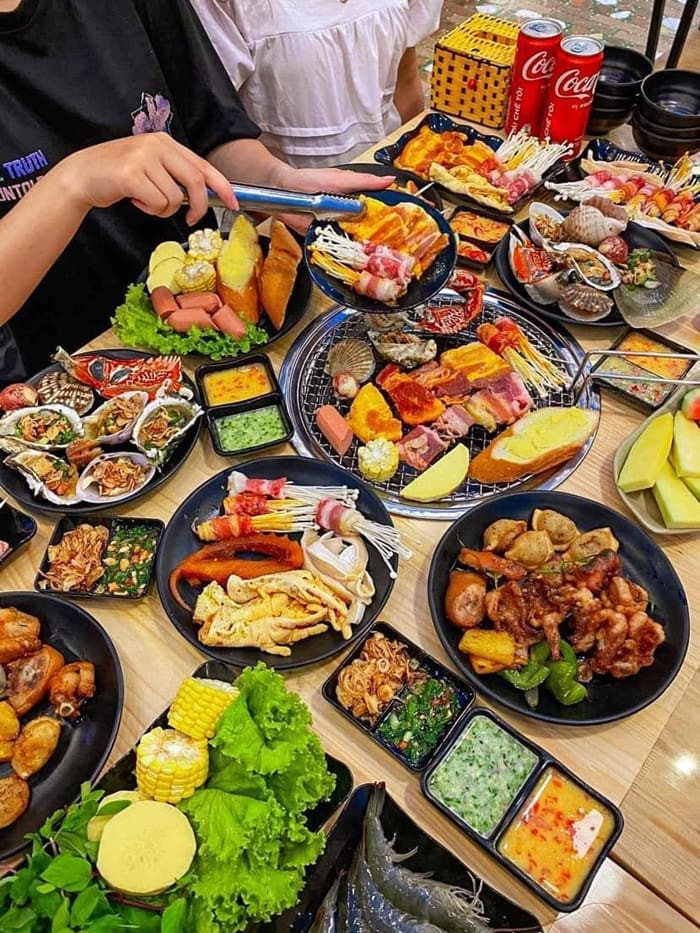Món khai vị salad tươi mát trong một bữa tiệc buffet, bổ sung cho giá buffet Vincom Thanh Hóa
