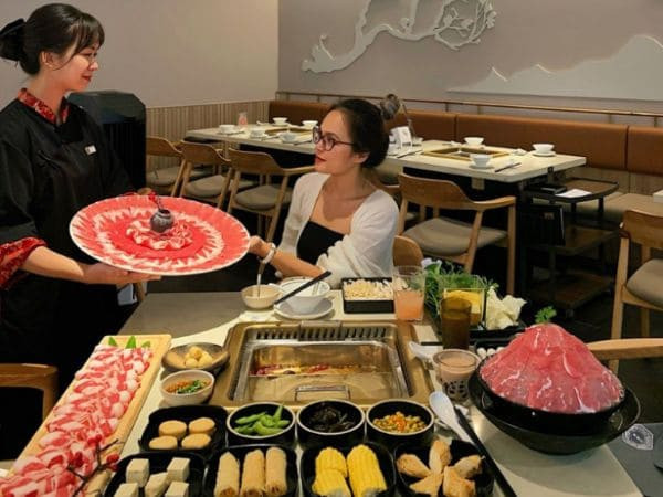 Món khai vị và quầy buffet phong phú tại Manwah Vincom Phạm Ngọc Thạch