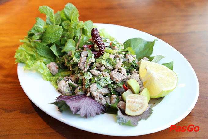 Món Lạp với thịt tươi ngon và gia vị đậm đà tại Khao Lao