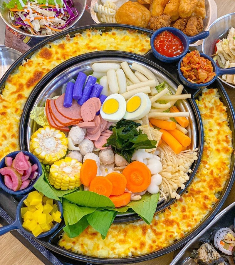 Món phô mai kéo sợi hấp dẫn tại nhà hàng Spicy Box trong Vincom Mega Mall Thảo Điền.